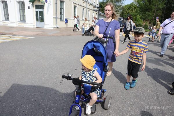 Правда или ложь: неработающим родителям в России начнут платить зарплату?