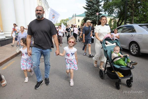 Более 400 детей удалось сохранить в родных семьях в Нижегородской области