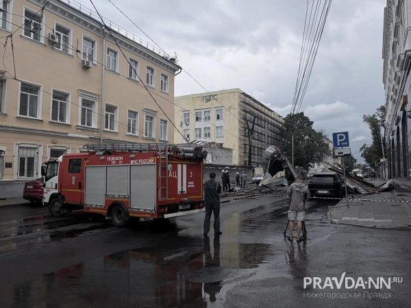Движение трамваев №2 приостановили из-за упавшей крыши на Большой Печерской