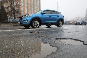 Окатили из лужи на дороге: как пешеходу взыскать ущерб с водителя
