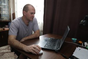 Офтальмолог Орлова объяснила, почему болят глаза и голова после работы