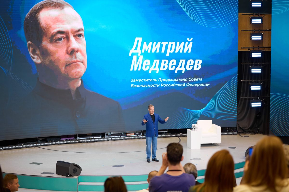 Медведев — о цифровом суверенитете: «Отгораживаться бетонной стеной не&nbsp;нужно»