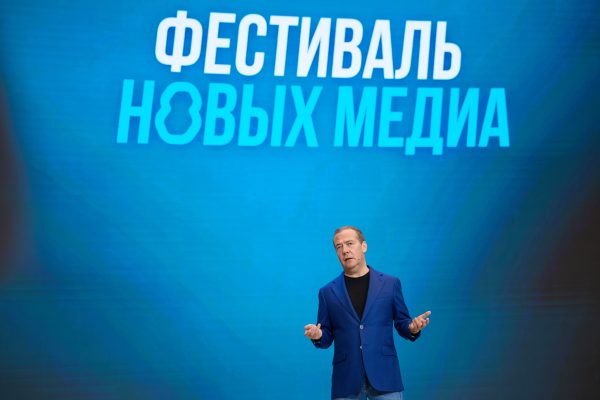 Медведев объяснил, почему в соцсетях может «резать правду-матку»