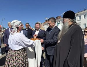 Андрей Гнеушев поздравил жителей Богородского округа с юбилеем