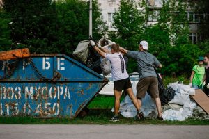 На берегах озера Сортировочное собрали 16 кубометров мусора