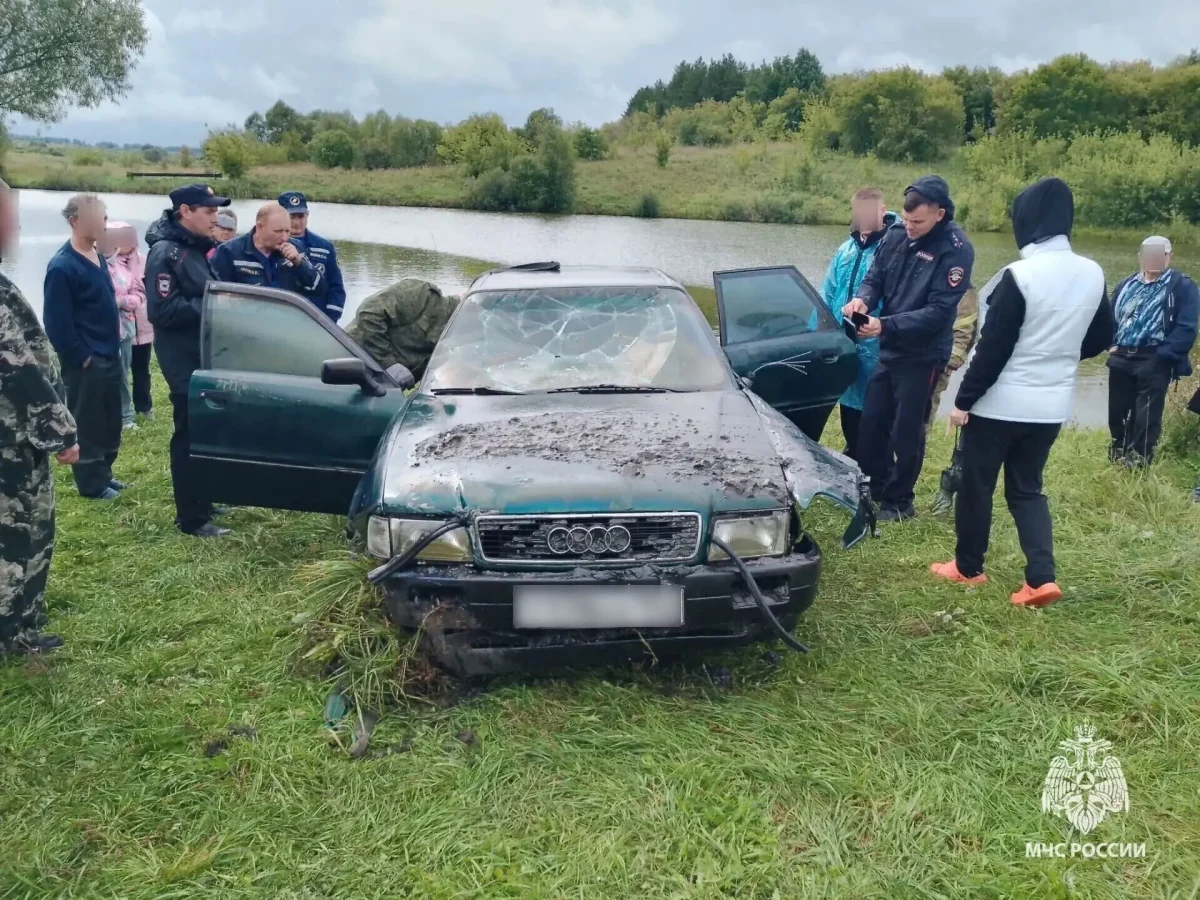 Спасатели подняли авто с телом мужчины в Сеченовском округе