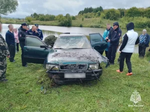 Спасатели подняли авто с телом мужчины в Сеченовском округе