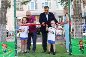 В дзержинских детских садах открылись три новых футбольных мини-поля