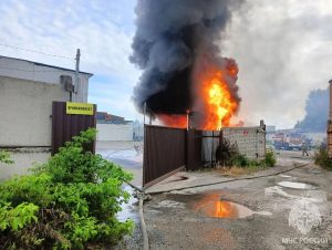 Пожарные тушат огонь на проспекте Ленина в Дзержинске