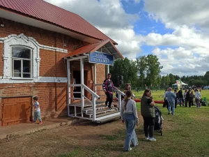 Телевизор за простоквашу, «Запорожец» с толкача и настоящий Печкин: как Простоквашино отметило 148-летие