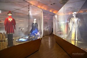 От платков и кокошников до мундиров и бальных платьев: нижегородцам представили шедевры золотного шитья