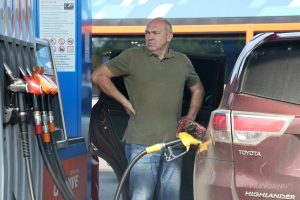 Автоэксперт Родионов объяснил, стоит ли переплачивать за улучшенный бензин