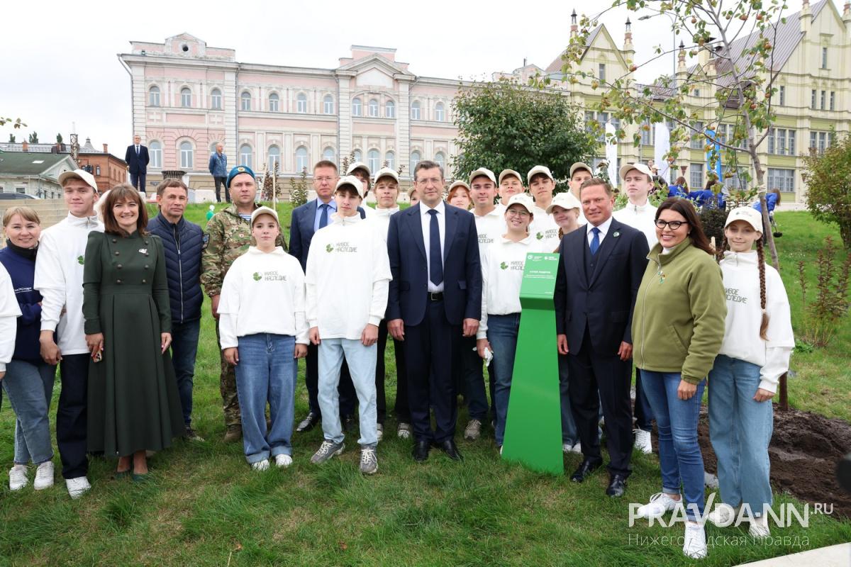 Аллею лидеров высадили на Нижневолжской набережной