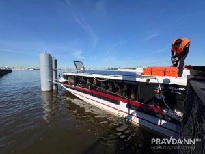 Новое электросудно вышло на маршрут между Чкаловской лестницей и Стрелкой