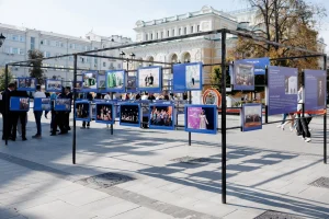 Фотовыставка к 25-летию «Деловой России» открылась на улице Большой Покровской