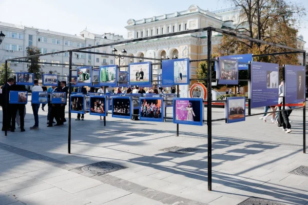 Фотовыставка к 25-летию «Деловой России» открылась на улице Большой Покровской