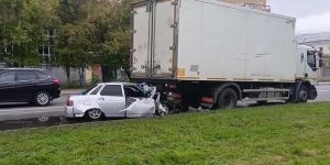 Водитель «десятки» влетел в припаркованный грузовик в Нижнем Новгороде