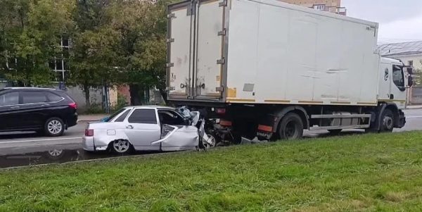 Водитель «десятки» влетел в припаркованный грузовик в Нижнем Новгороде