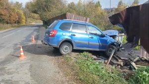 В Городецком округе водитель легковушки снес забор и попал в больницу