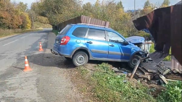 В Городецком округе водитель легковушки снес забор и попал в больницу