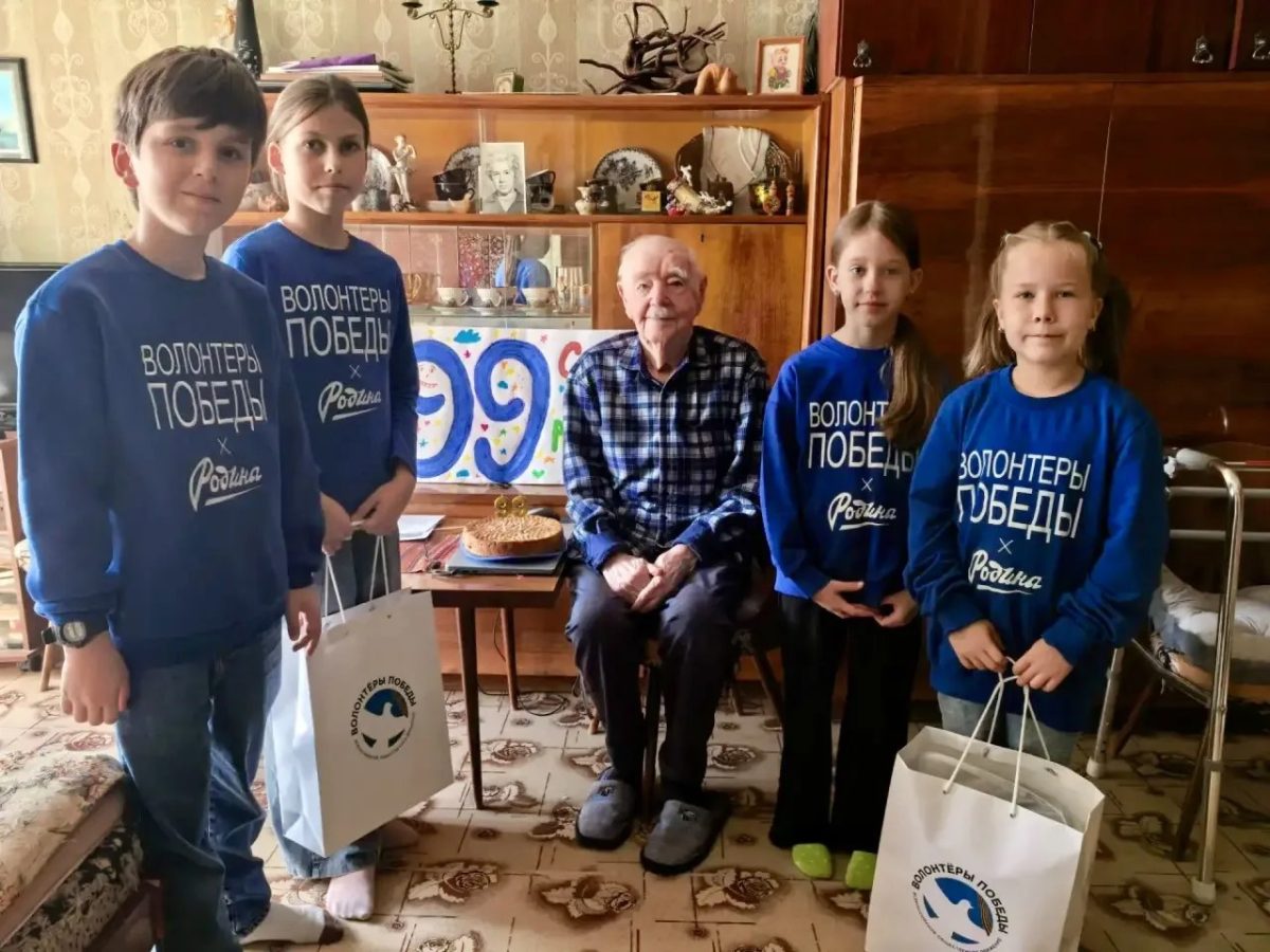 Волонтеры Победы испекли шарлотку для 99-летнего ветерана ВОВ