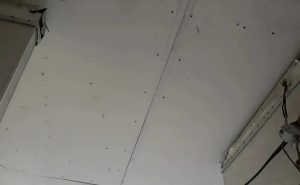 Рабочие отремонтировали обрушившийся потолок в квартире на Светлогорской улице