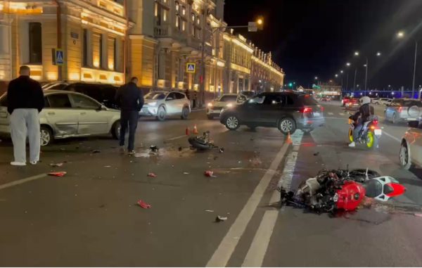 Мотоциклист пострадал в ДТП на Нижне-Волжской набережной