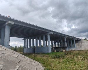 На мосту через реку Шелокшонка на трассе М‑7 «Волга» завершили укладку выравнивающего слоя из бетона на левой части моста