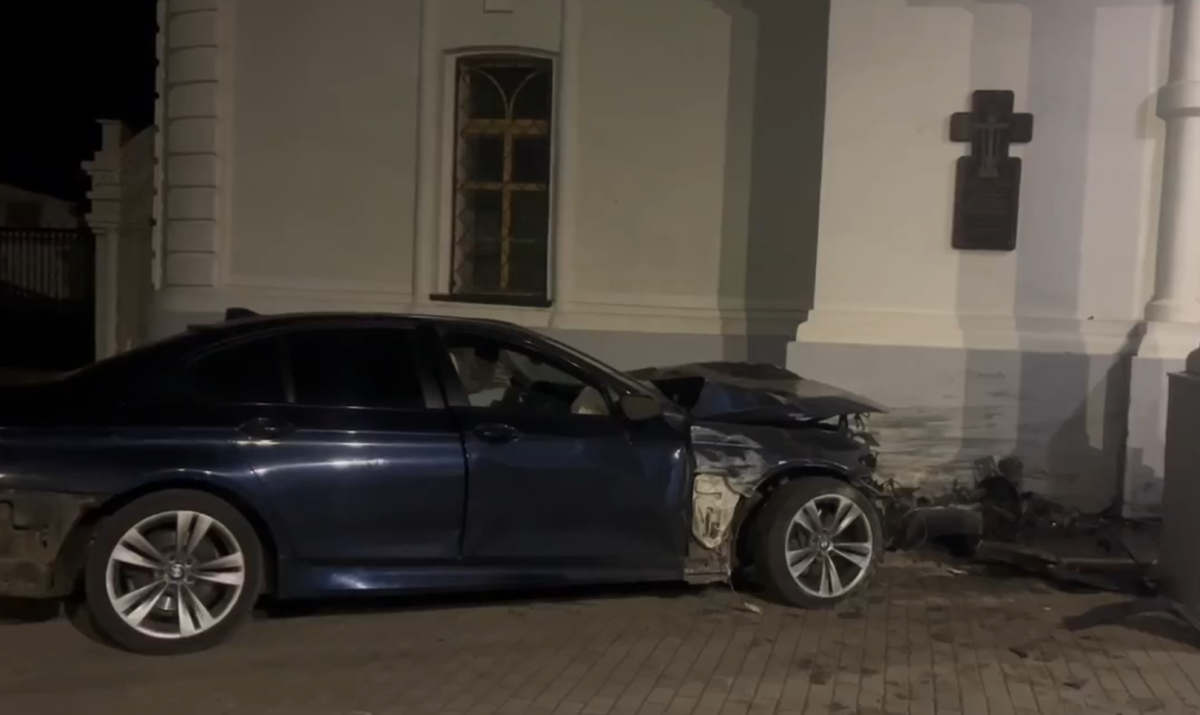 22-летний водитель на БМВ влетел в церковь в Сормово