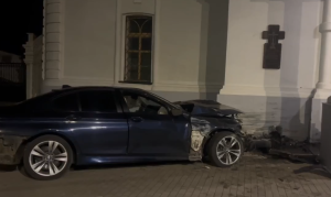22-летний водитель на БМВ влетел в церковь в Сормово