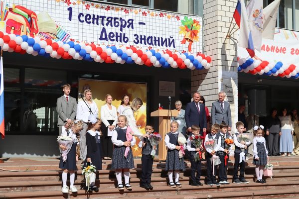 Евгений Чинцов принял участие в торжественной линейке школы №102
