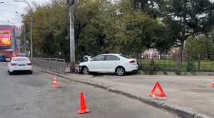 Водитель легковушки влетел в фонарный столб в Нижнем Новгороде