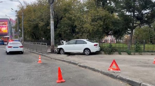 Водитель легковушки влетел в фонарный столб в Нижнем Новгороде