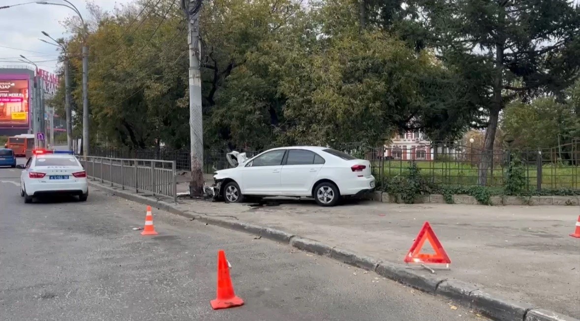 Водитель легковушки влетел в фонарный столб в Нижнем Новгороде