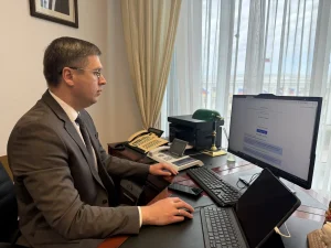 Первый замгубернатора Андрей Гнеушев проголосовал на выборах дистанционно
