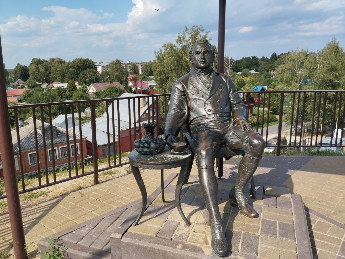 На вершине горы Крутой встречает сам князь Шереметев