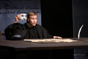 Спектакль «Нос» в кукольном театре