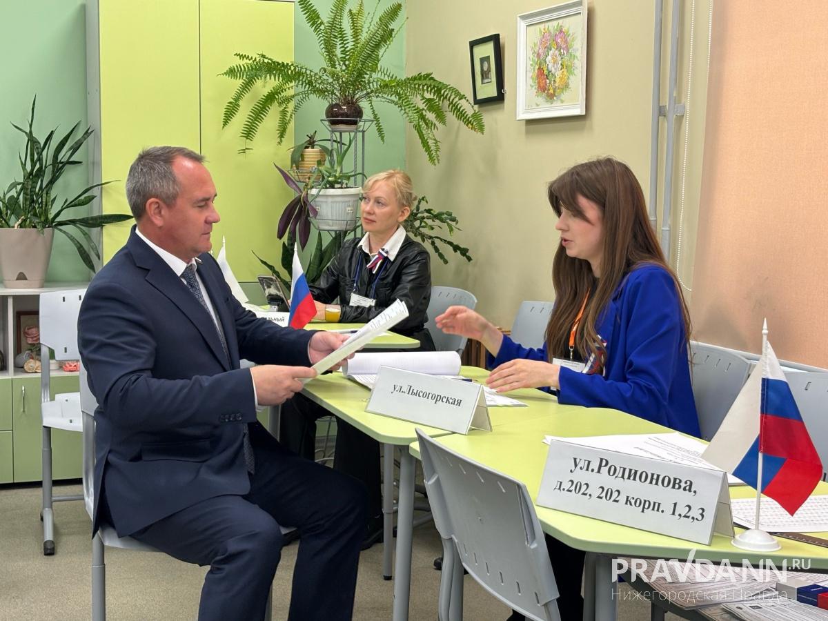 Евгений Чинцов проголосовал на выборах вместе со своей семьей