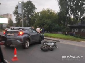 Огромная пробка образовалась на улице Родионова из-за ДТП с мотоциклистом