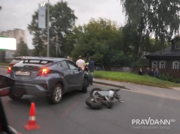 Огромная пробка образовалась на улице Родионова из-за ДТП с мотоциклистом