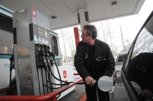 Автоэксперт Славнов объяснил, почему нельзя ездить с почти пустым баком