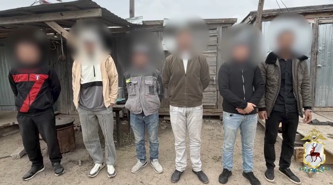 Семерых мигрантов незаконно трудоустроили на стройку таунхаусов в Ждановском