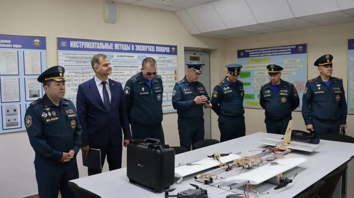 Сотрудникам МЧС России торжественно вручили новые служебные автомобили и награды
