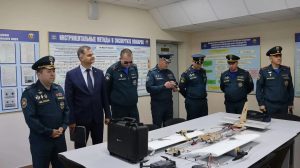 Сотрудникам МЧС России торжественно вручили новые служебные автомобили и награды