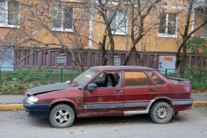 Почти 90 брошенных машин убрали с улиц Ленинского района с начала года