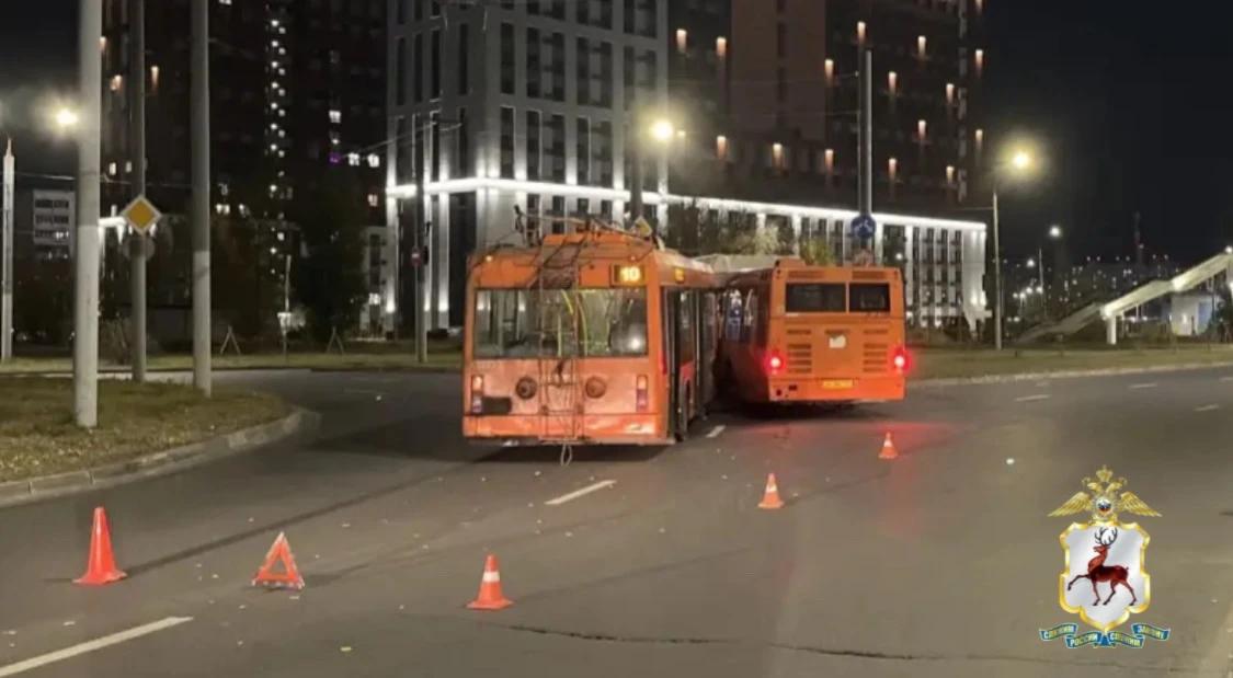 Нижегородку госпитализировали после столкновения троллейбуса и автобуса