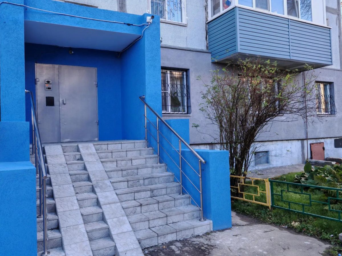 После вмешательства Нижгосконтроля управляющая компания отремонтировала аварийные крыльца на ул. Краснозвездной