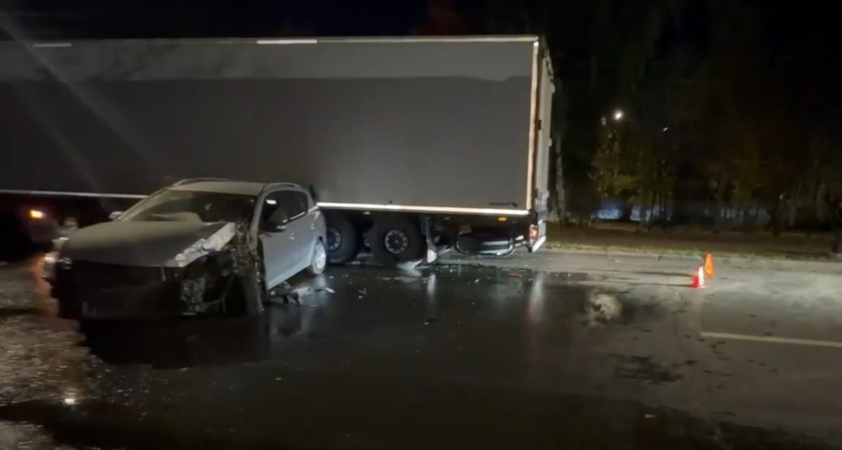 19-летнего нижегородца госпитализировали после ДТП с двумя грузовиками