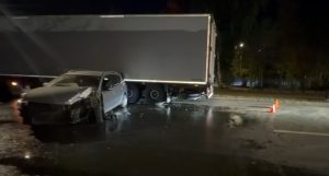 19-летнего нижегородца госпитализировали после ДТП с двумя грузовиками