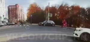 Момент наезда иномарки на людей около парка им. Пушкина попал на&nbsp;видео